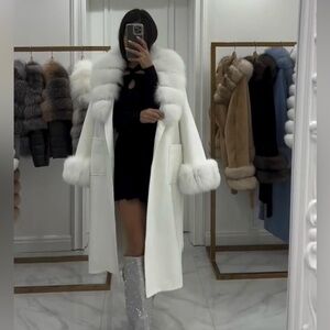 Italian cashmere with fox fur details